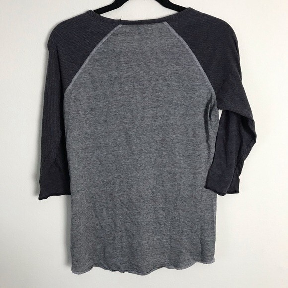 Under Armour Workout Jersey- Half Sleeve- Stitch Detail- Gray- Size Small - Picture 3 of 3